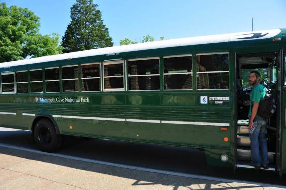 Embarcando no ônibus que nos leva a outra entrada da Mammoth Cave, caverna num Parque Nacional no Kentucky, Estados Unidos